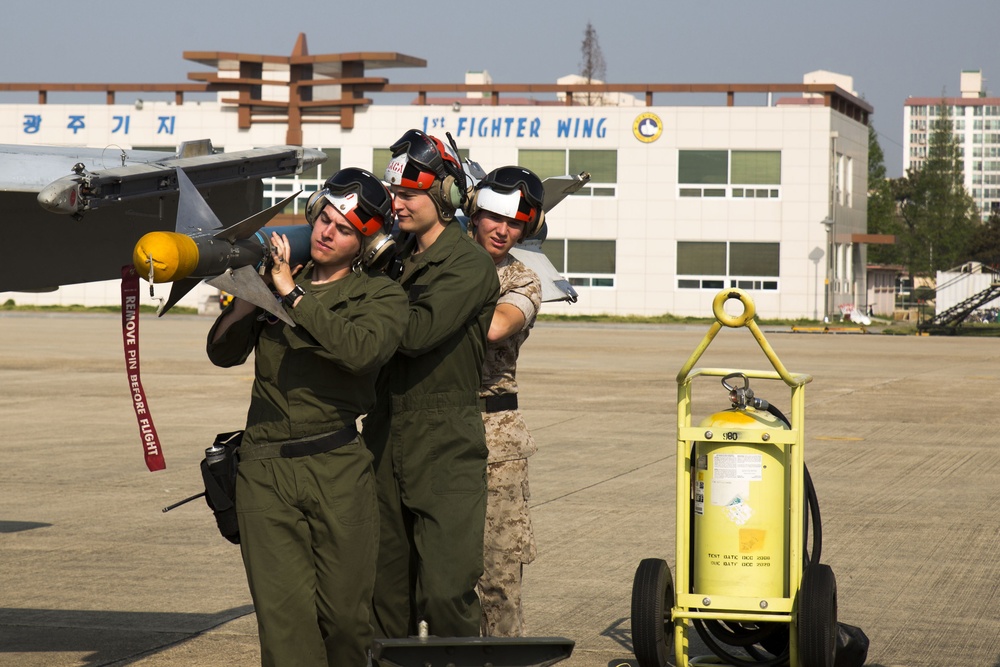 MALS-12 provides ground support for VMFA-122 during Exercise Max Thunder