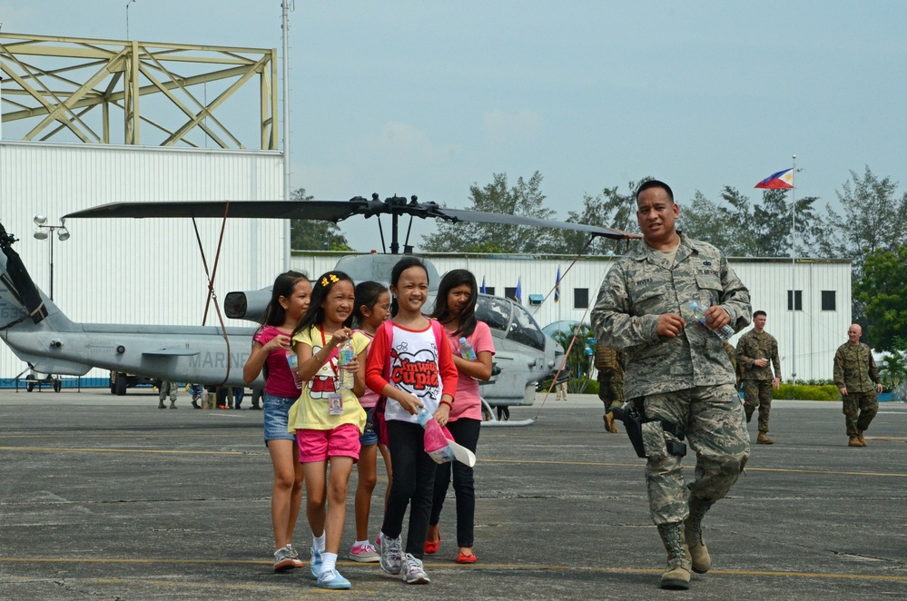 Community invited to explore US, Philippine military aircraft during Balikatan