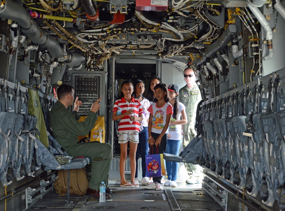 Community invited to explore US, Philippine military aircraft during Balikatan