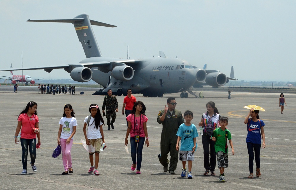 Community invited to explore US, Philippine military aircraft during Balikatan