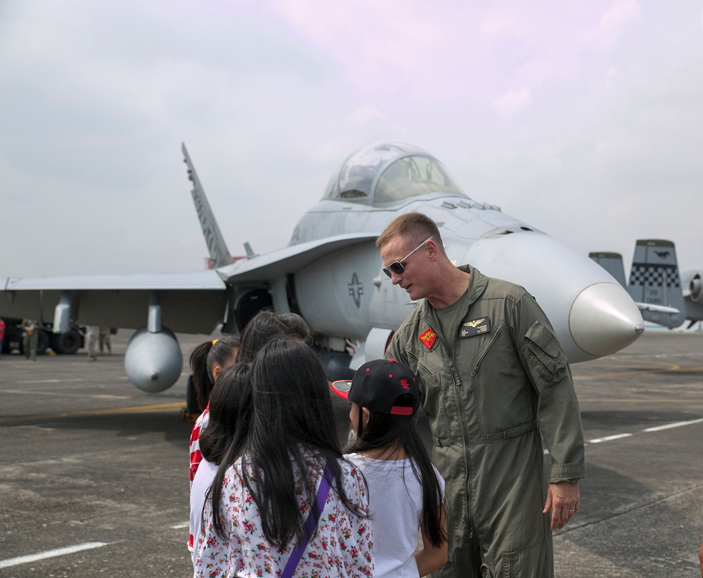 Community invited to explore US, Philippine military aircraft during Balikatan