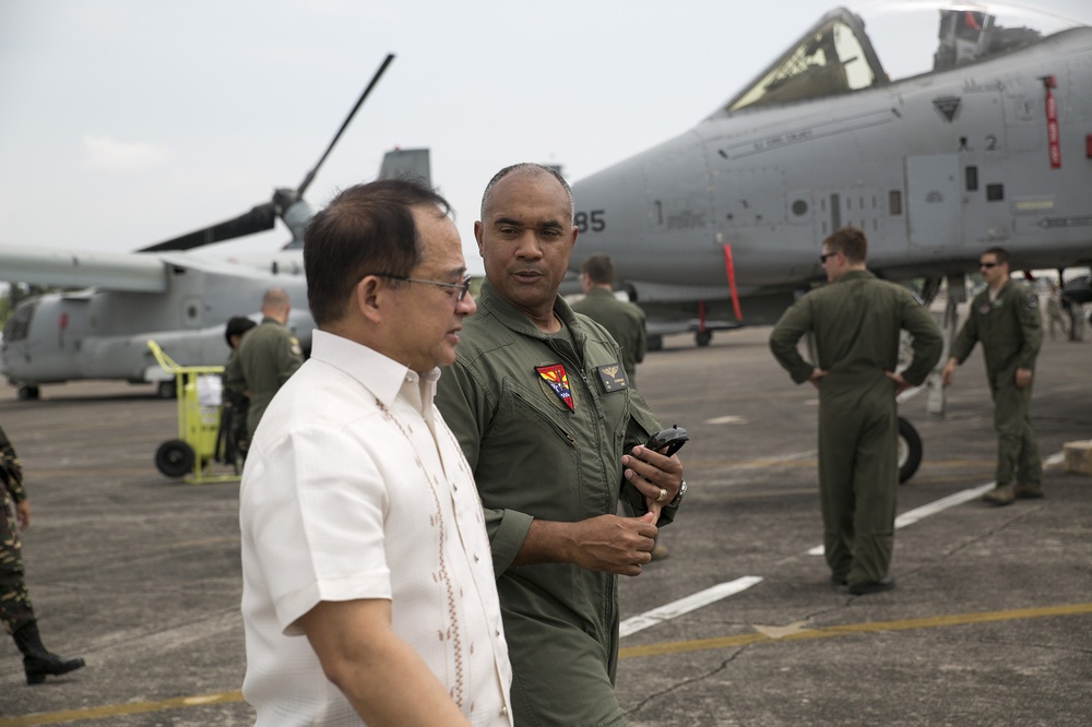 Community invited to explore US, Philippine military aircraft during Balikatan