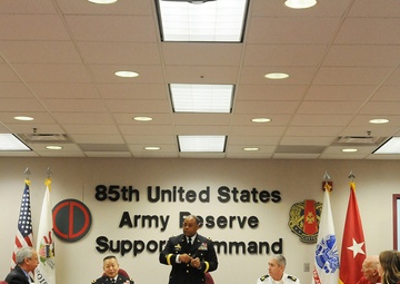 Chicago-based Army Reserve unit hosts congressional group visit