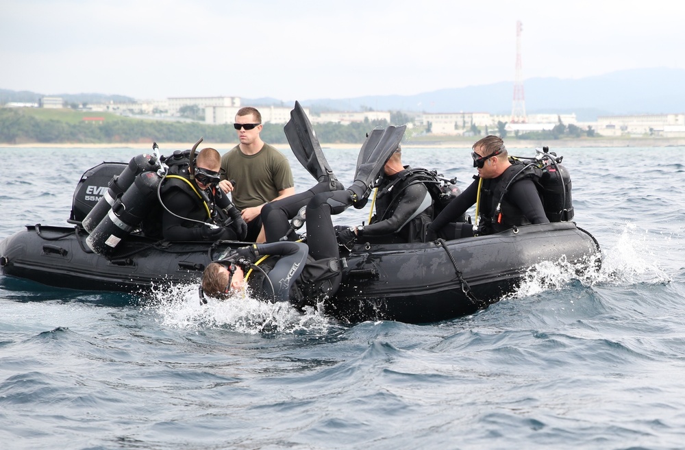 Recon Marines and sailors dive into training