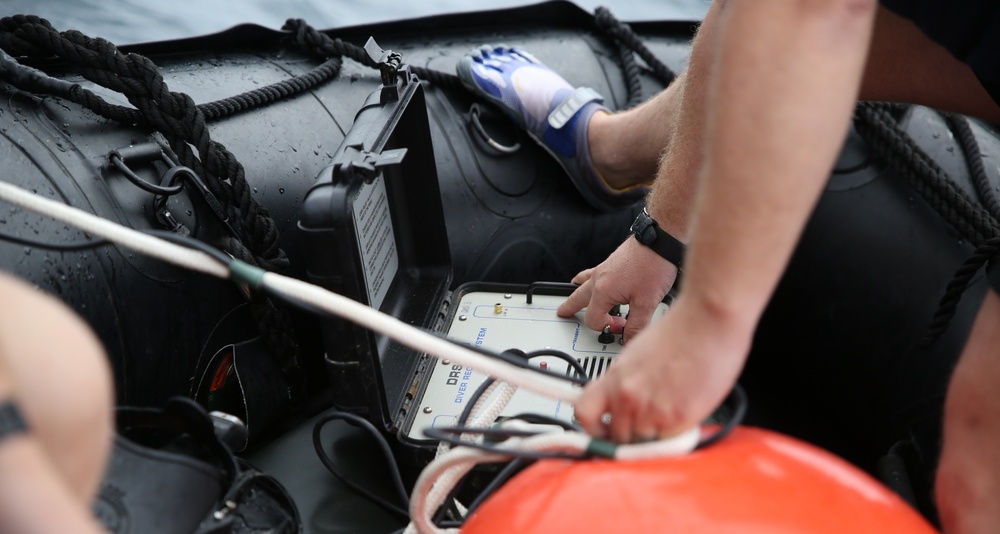 Recon Marines and sailors dive into training