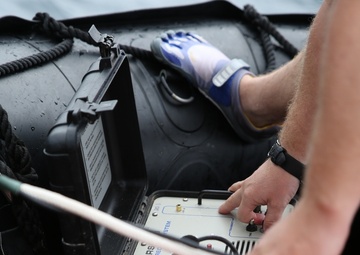 Recon Marines and sailors dive into training