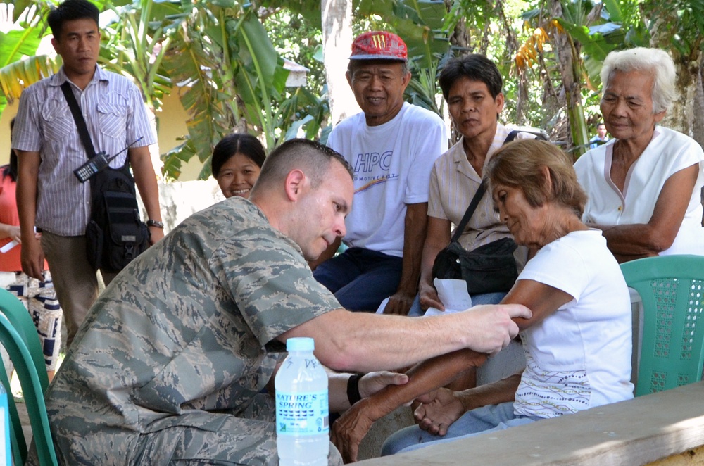 Cooperative Health Engagement reaches out to Guinobatan community