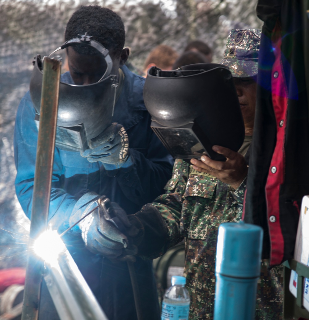 Engineers forge new partnerships, exchange knowledge during Balikatan 2014