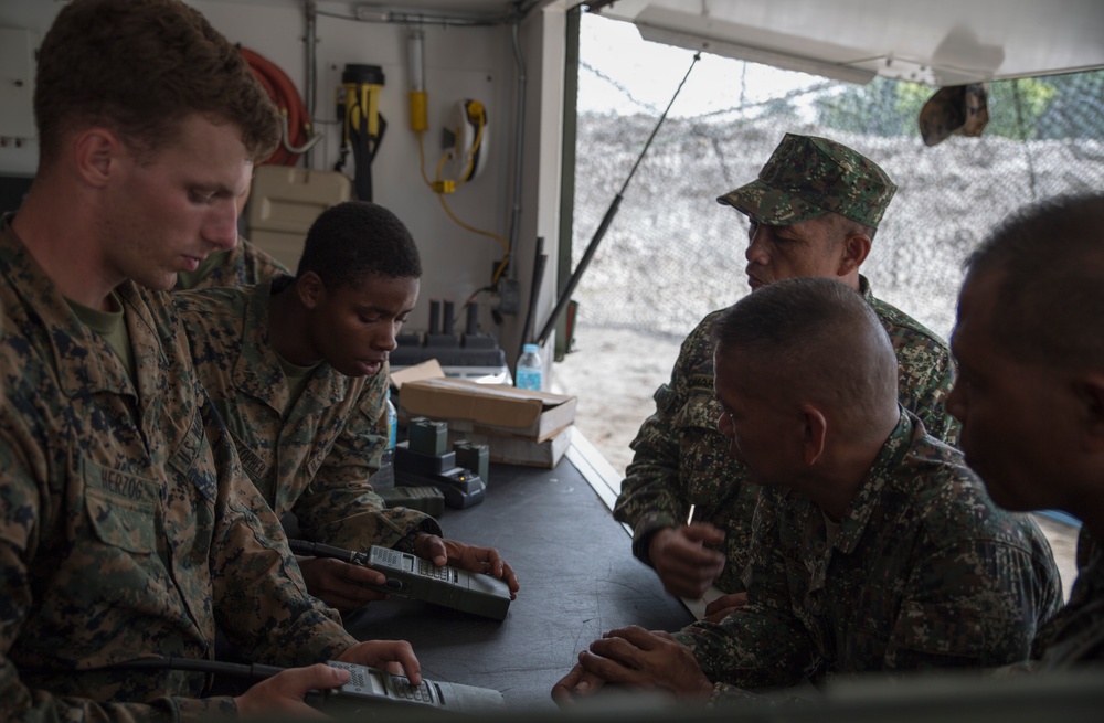 Engineers forge new partnerships, exchange knowledge during Balikatan 2014