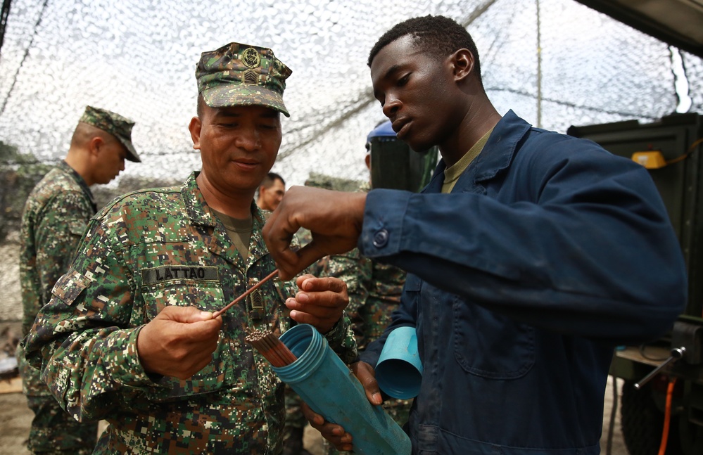 Engineers forge new partnerships, exchange knowledge during Balikatan 2014