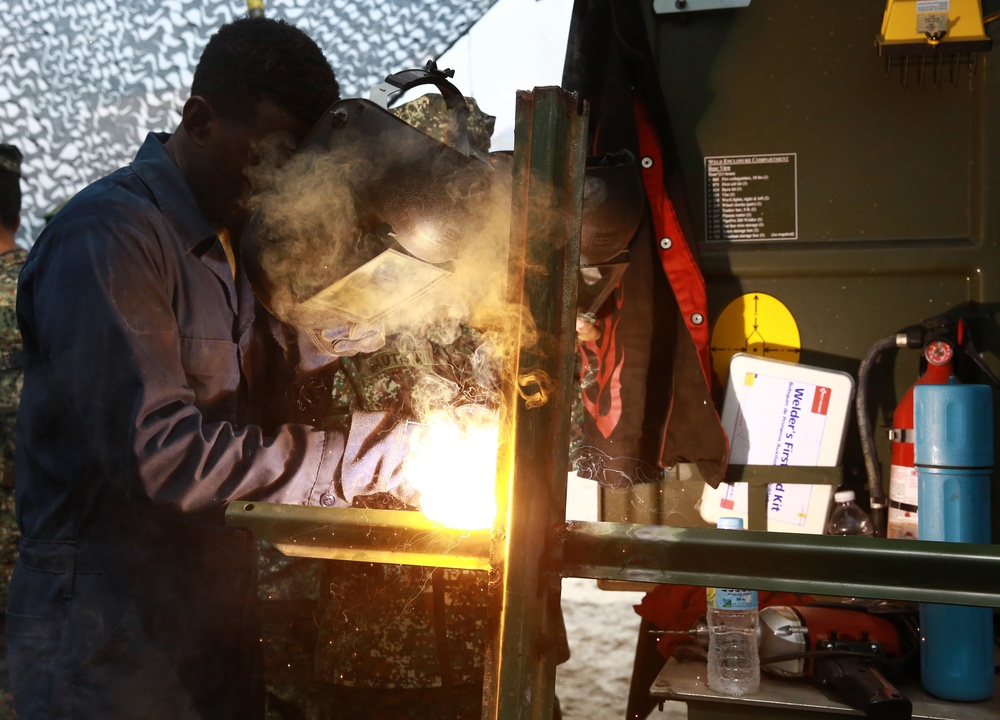 Engineers forge new partnerships, exchange knowledge during Balikatan 2014