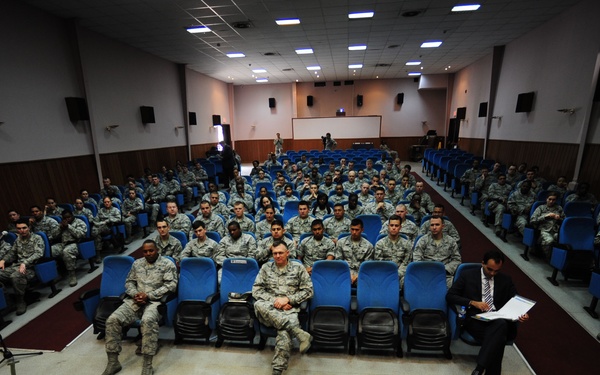 Mrs. Petraeus mentors Airmen at Incirlik in finance