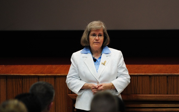 Mrs. Petraeus mentors Airmen at Incirlik in finance