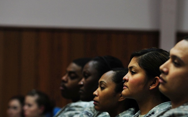Mrs. Petraeus mentors Airmen at Incirlik in finance