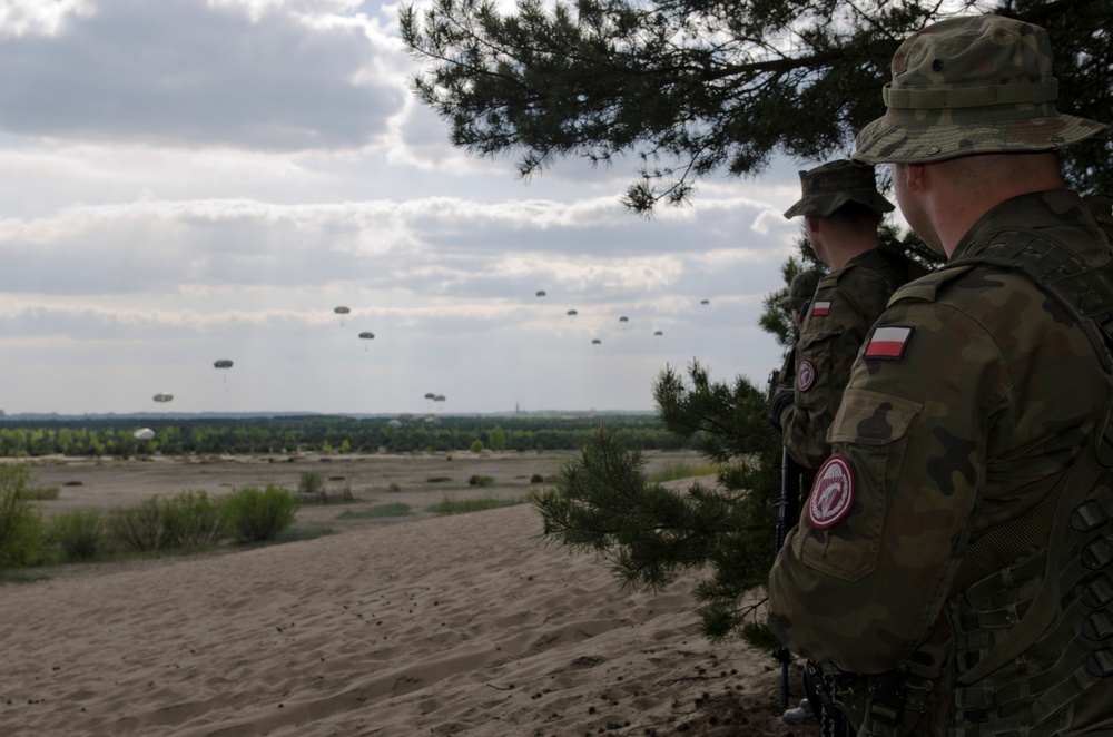 American, Canadian paratroopers jump in to Poland for exercise