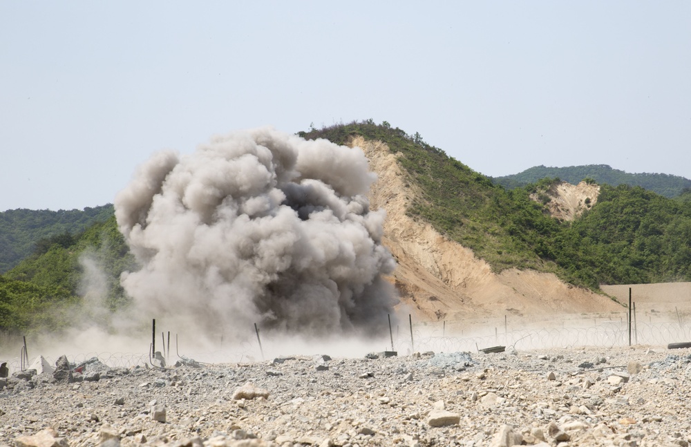 US Marines charge through demo range with ROK Marines