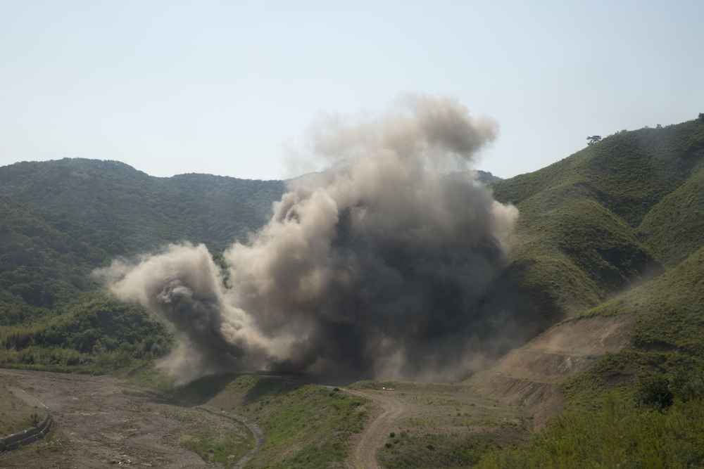 US Marines charge through demo range with ROK Marines