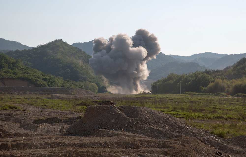 US Marines charge through demo range with ROK Marines