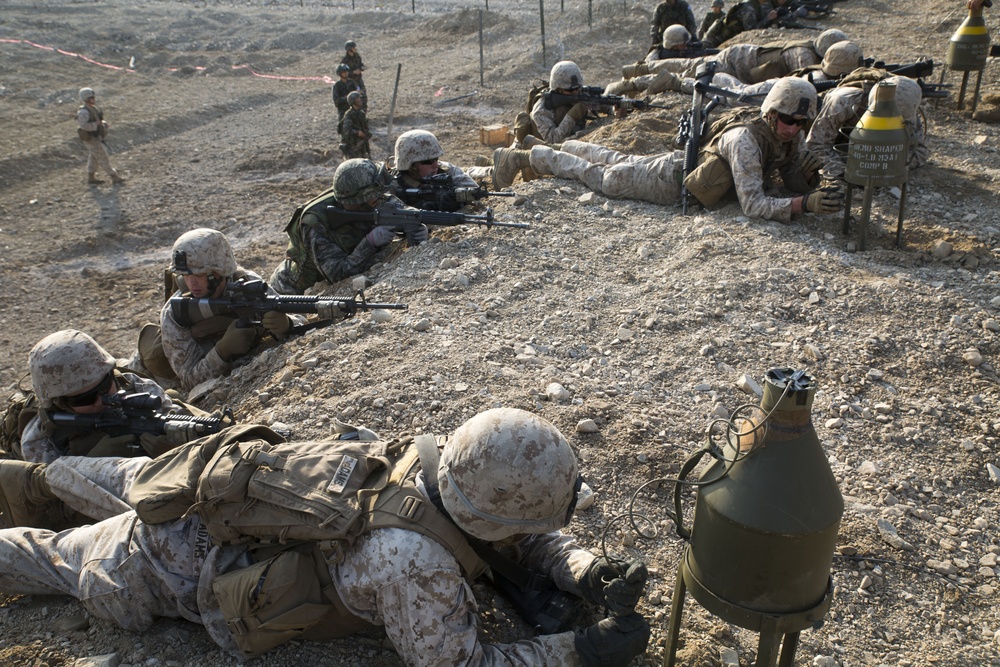 US Marines charge through demo range with ROK Marines