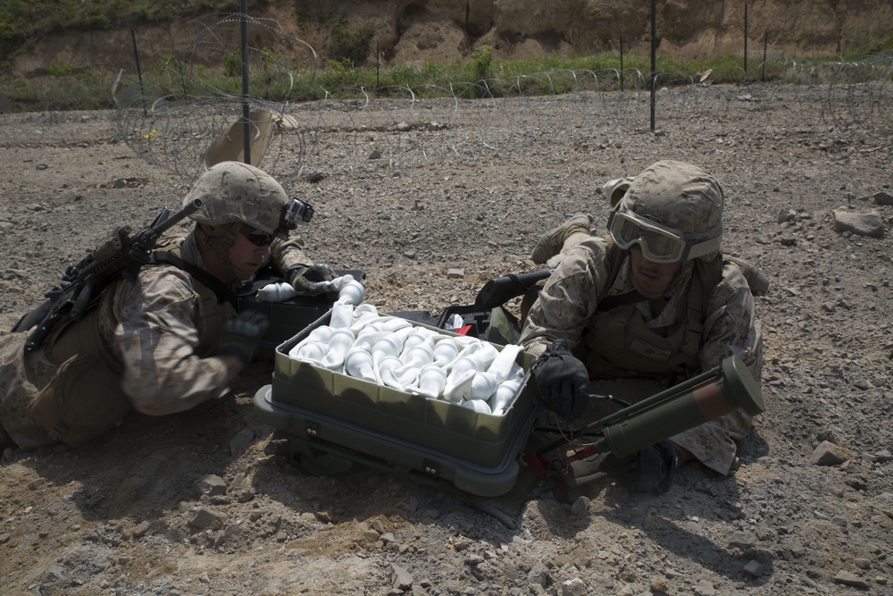 US Marines charge through demo range with ROK Marines