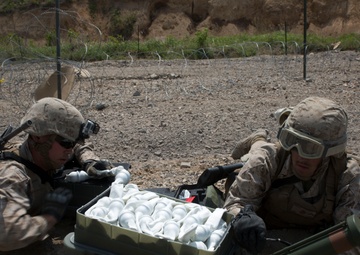 US Marines charge through demo range with ROK Marines