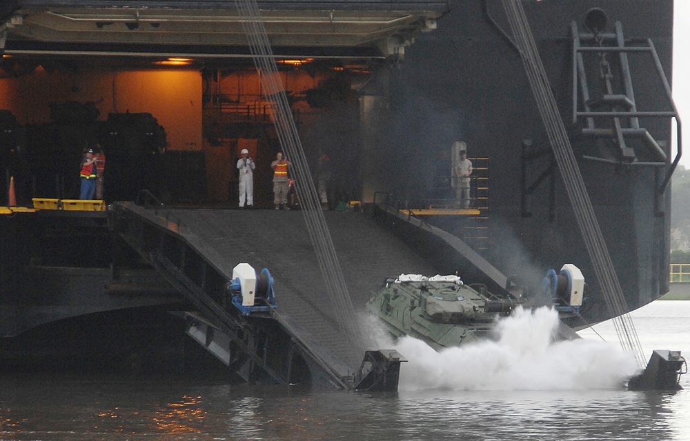 Marines conduct assault amphibious vehicle operations