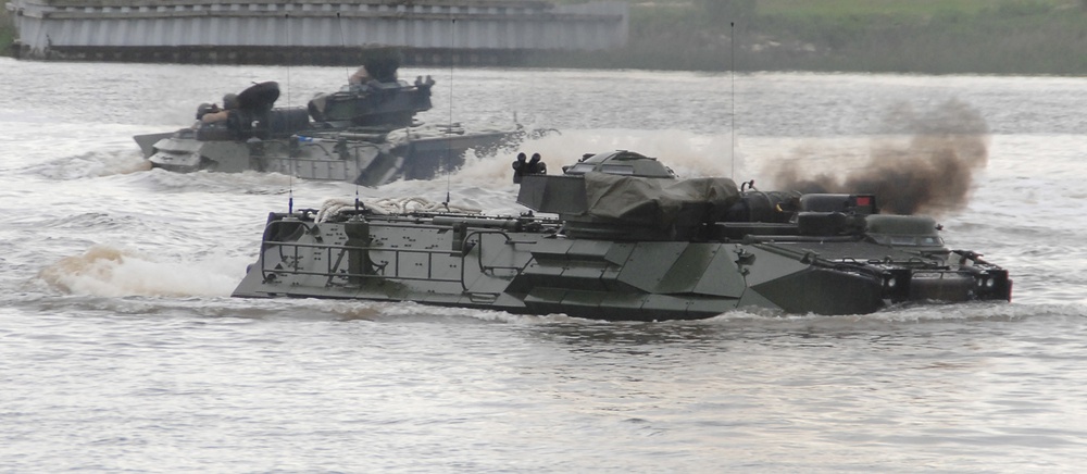 Marines conduct assault amphibious vehicle operations