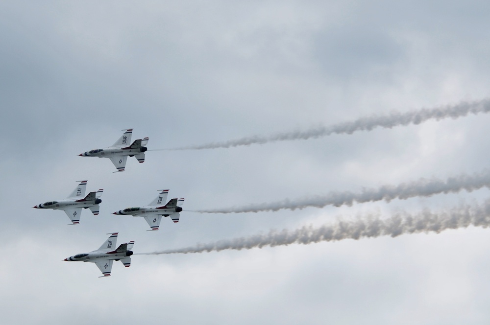 Thunderbirds perform at Thunder Over the Valley