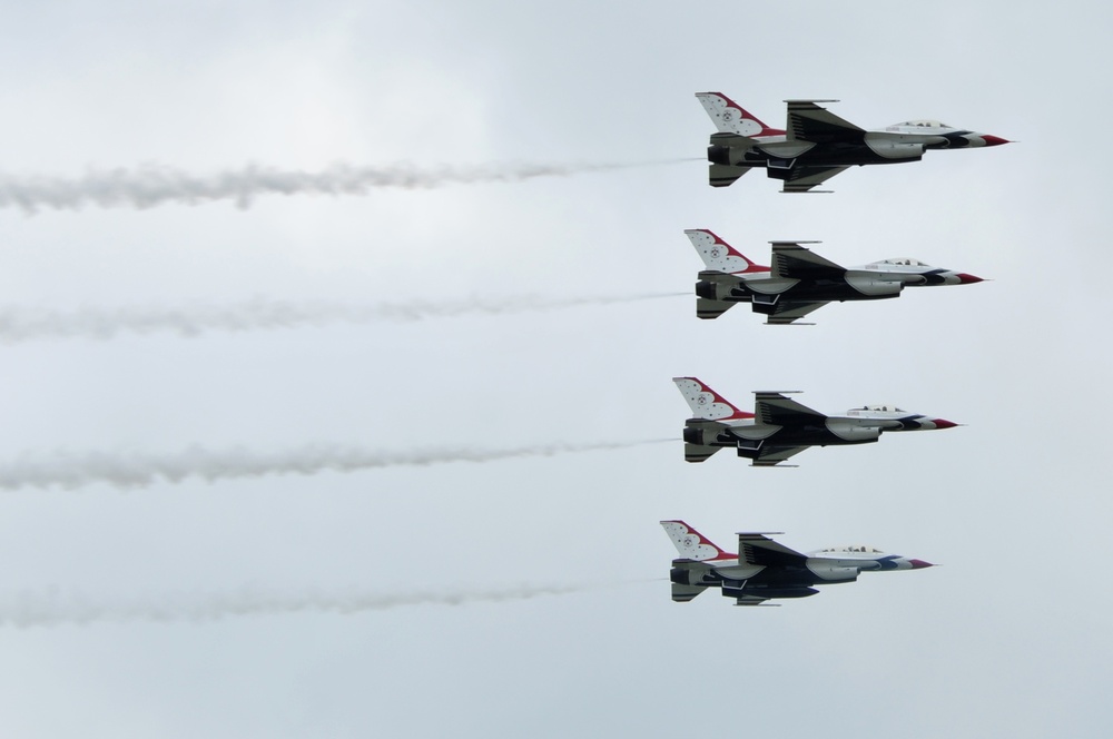 Thunderbirds perform at Thunder Over the Valley