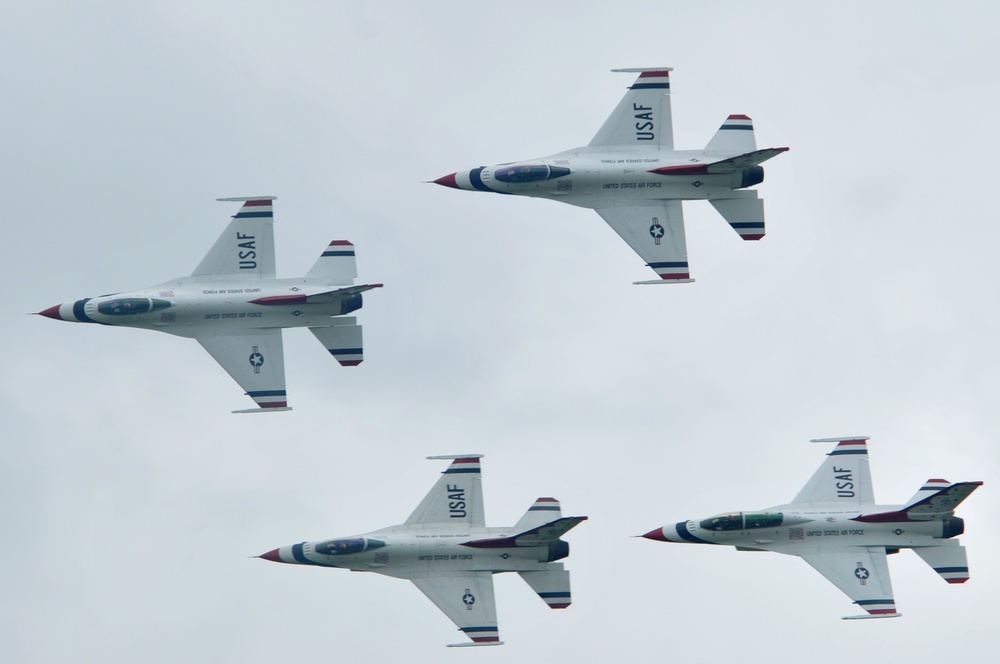 Thunderbirds perform at Thunder Over the Valley