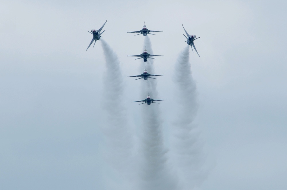 Thunderbirds perform at Thunder Over the Valley