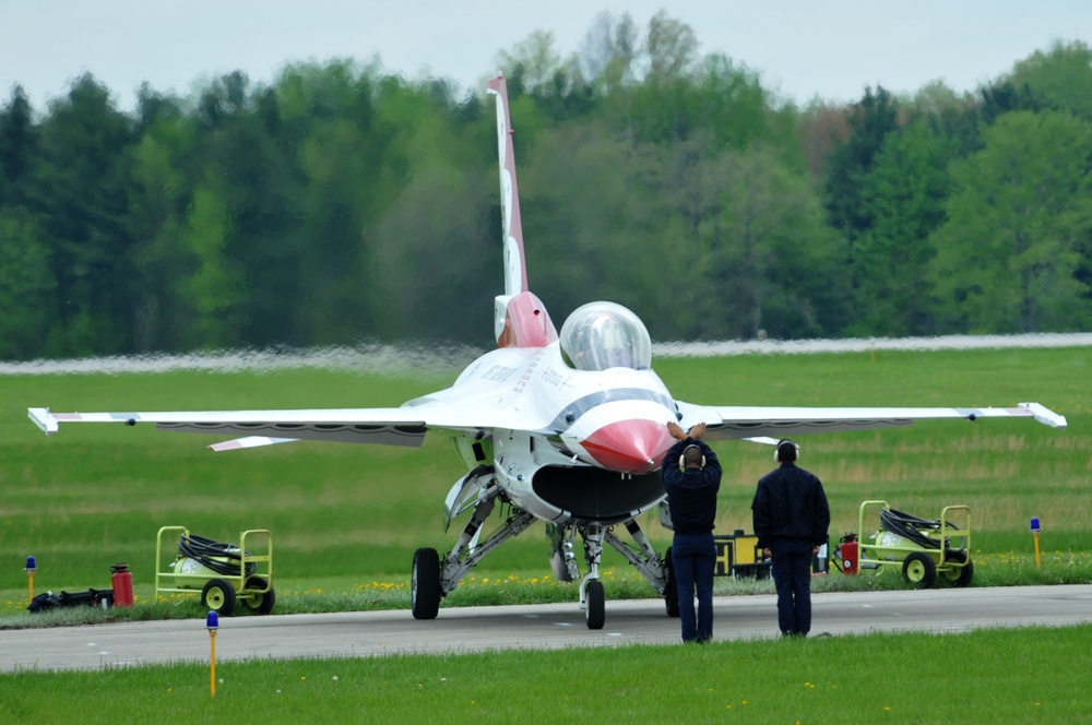 Thunderbirds perform at Thunder Over the Valley