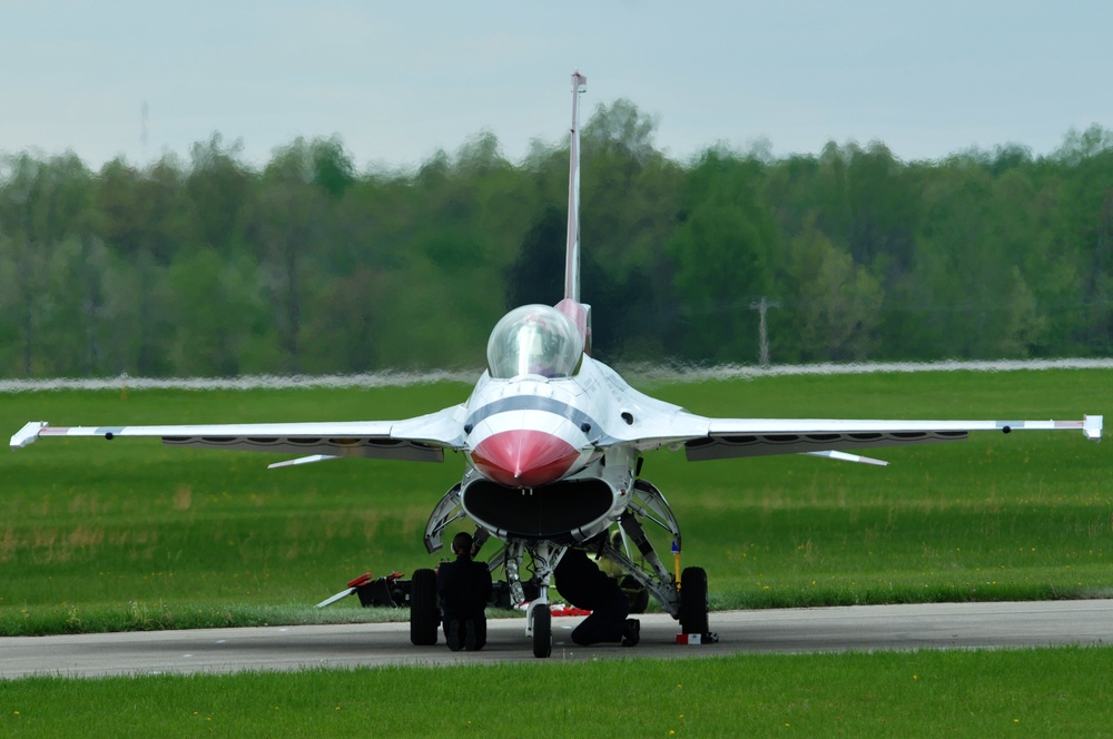 Thunderbirds perform at Thunder Over the Valley