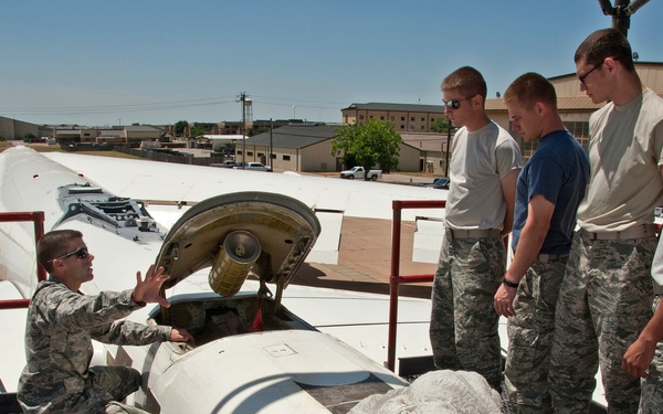 Remove and install a drogue parachute on a B-52 aircraft