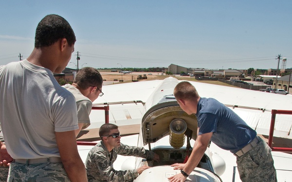 Remove and install a drogue parachute on a B-52 aircraft