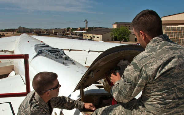 Remove and install a drogue parachute on a B-52 aircraft