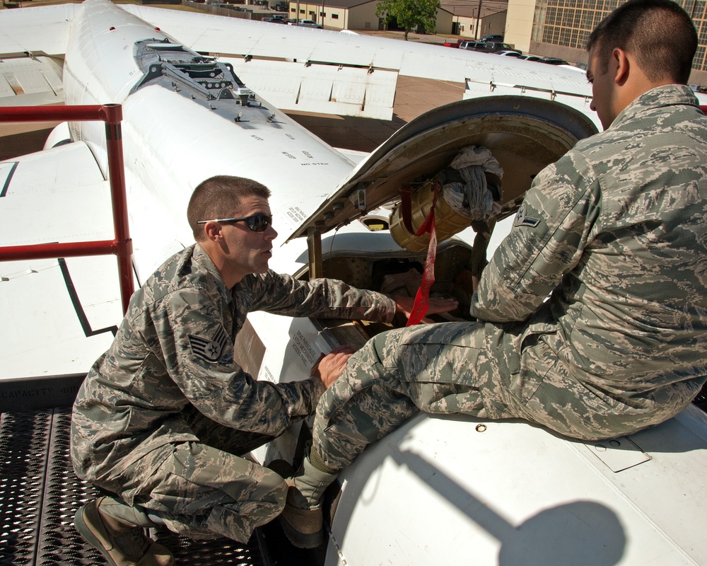 Remove and install a drogue parachute on a B-52 aircraft