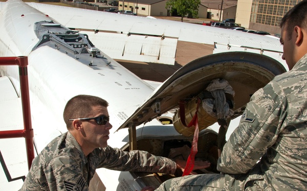 Remove and install a drogue parachute on a B-52 aircraft