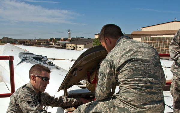 Remove and install a drogue parachute on a B-52 aircraft