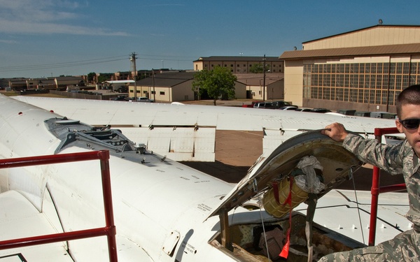 Remove and install a drogue parachute on a B-52 aircraft