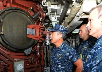 PACFLT commander visits PACNORWEST Submarine Force