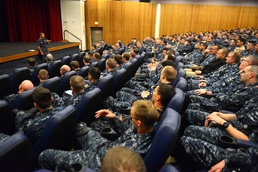 PACFLT commander visits PACNORWEST Submarine Force