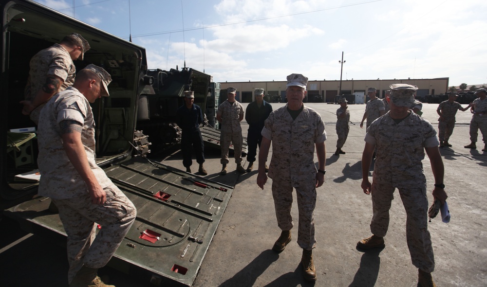 CMC, SMMC visit 1st Marine Division