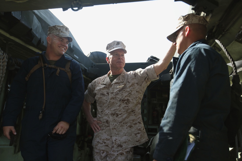 CMC, SMMC visit 1st Marine Division