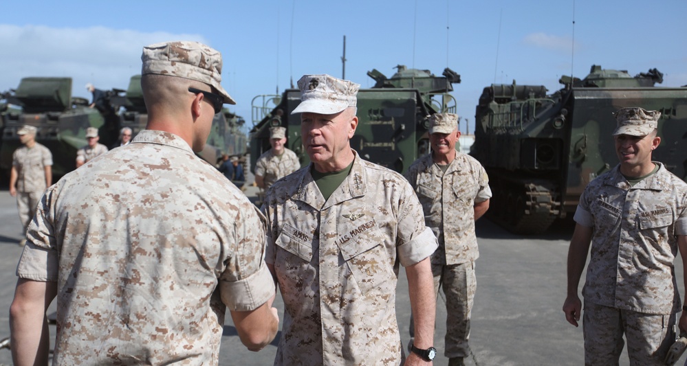 CMC, SMMC visit 1st Marine Division