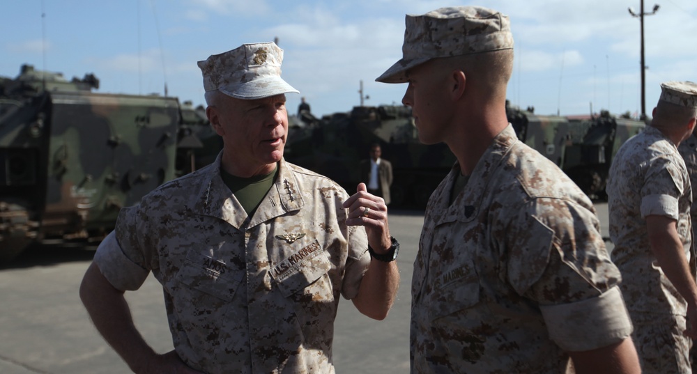 CMC, SMMC visit 1st Marine Division