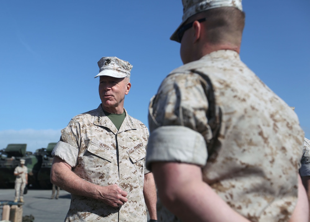 CMC, SMMC visit 1st Marine Division