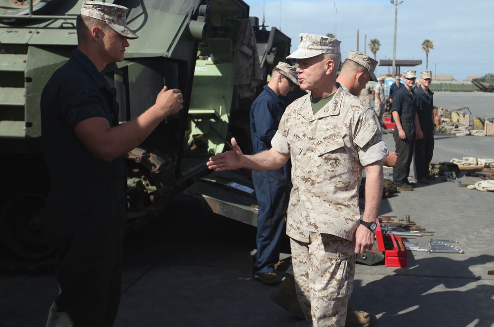 CMC, SMMC visit 1st Marine Division