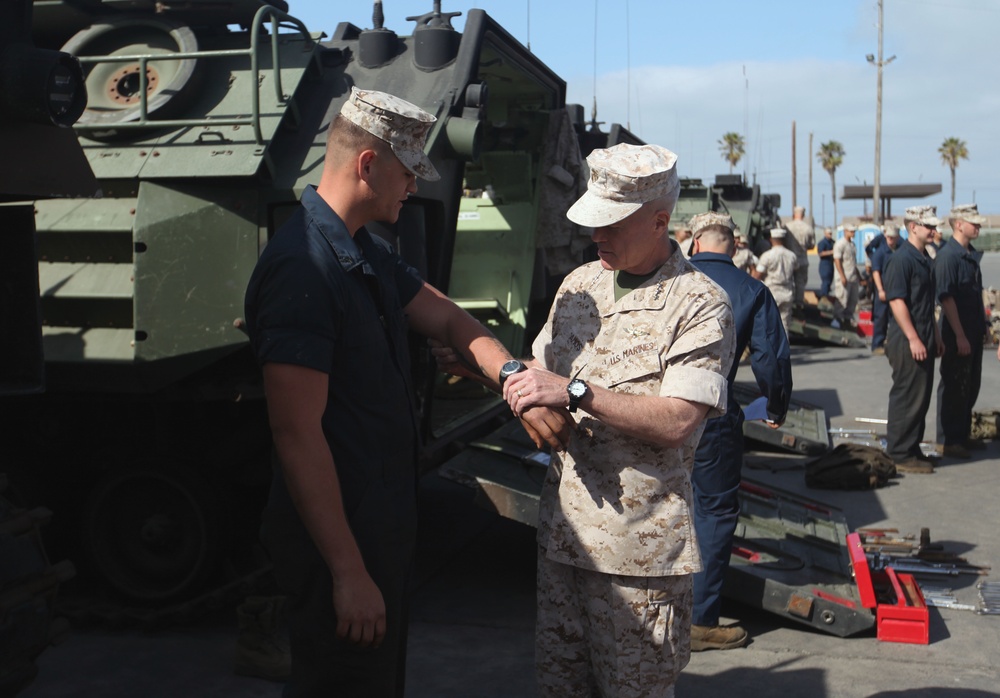 CMC, SMMC visit 1st Marine Division