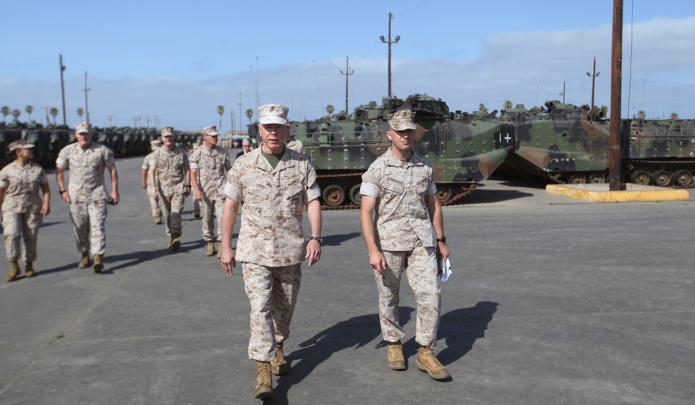 CMC, SMMC visit 1st Marine Division